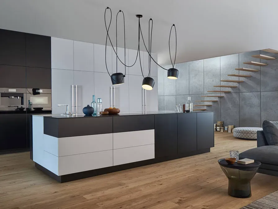 Una cocina con una gran isla en medio