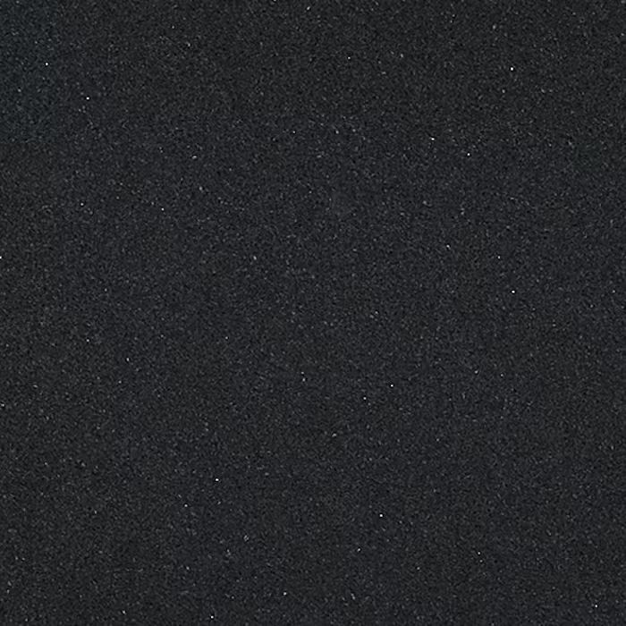 Un primer plano de una encimera de granito negro.