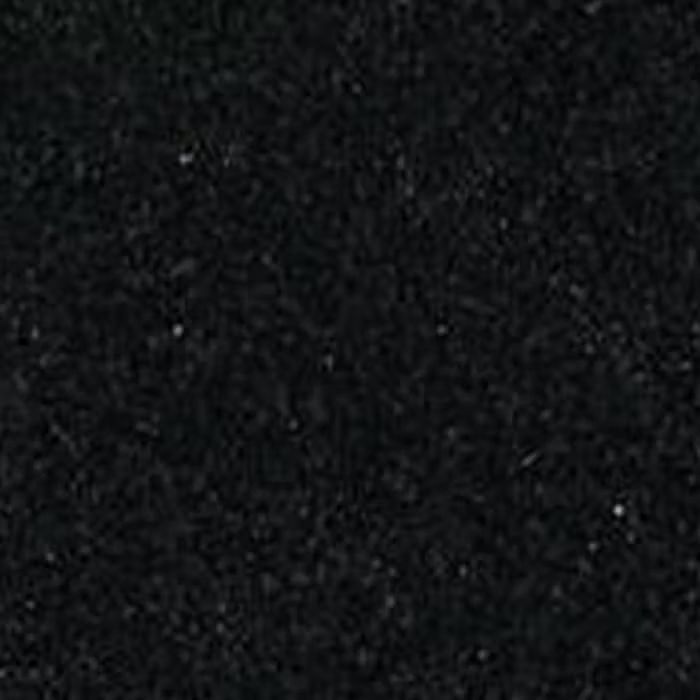 Un primer plano de una encimera de granito negro.