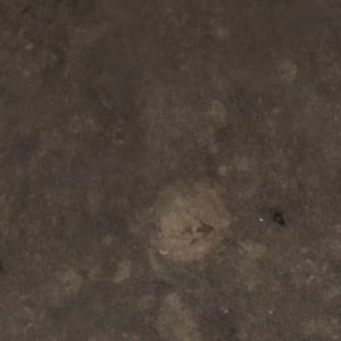 Un primer plano de una superficie marrón con algunas manchas.
