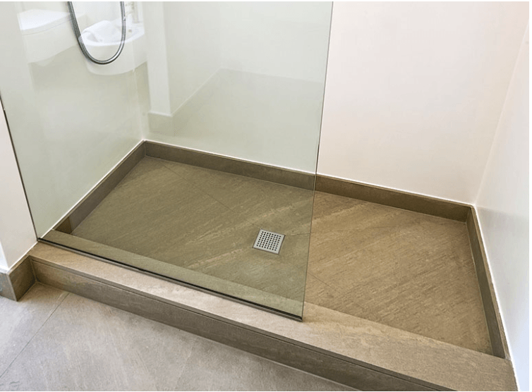 Un baño con plato de ducha y lavabo.