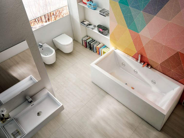 Un cuarto de baño con bañera, lavabo, WC y bidé.