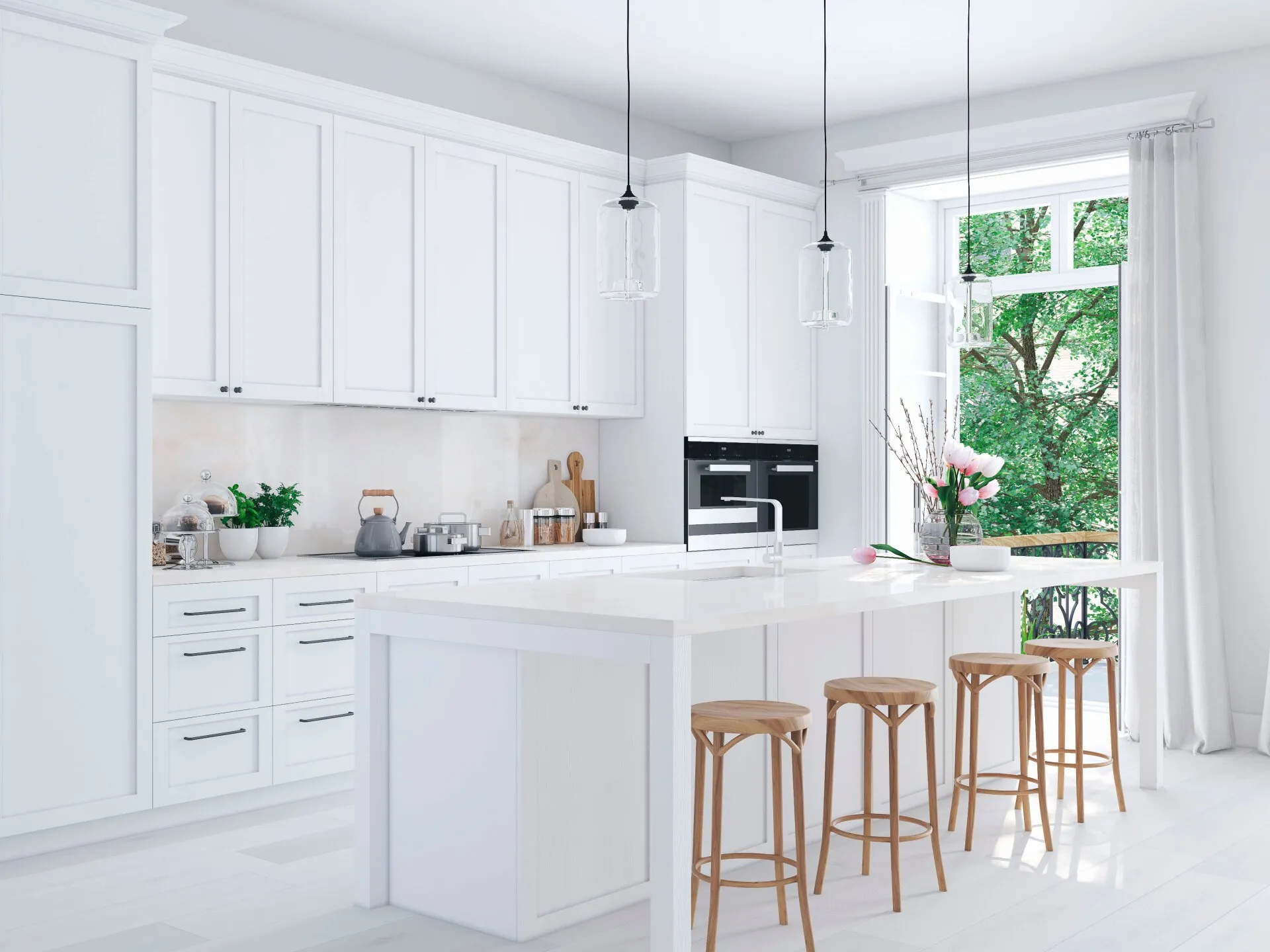 Una cocina con muebles y taburetes blancos y una gran isla.