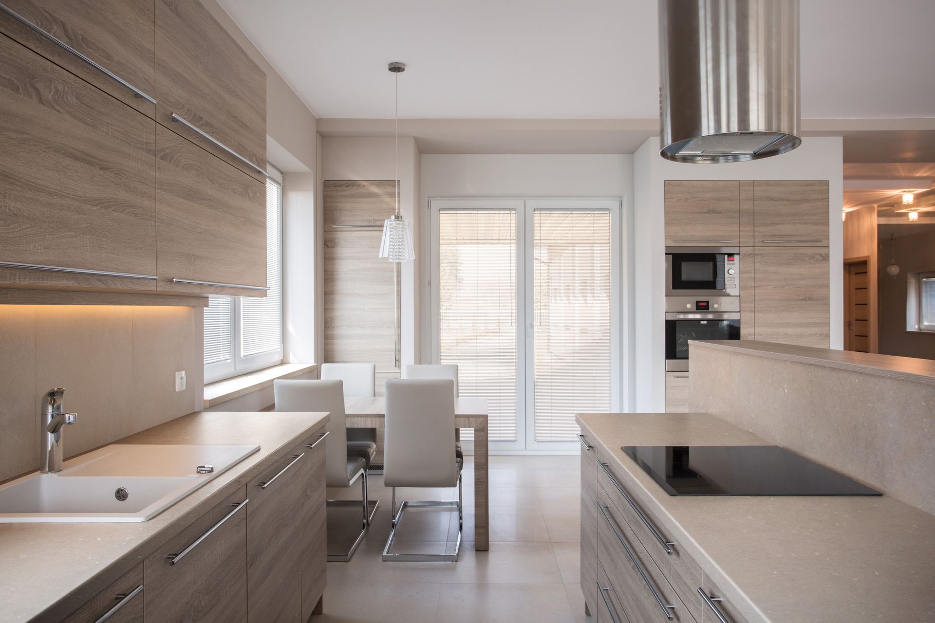 Una cocina con gabinetes de madera y un horno de leña.