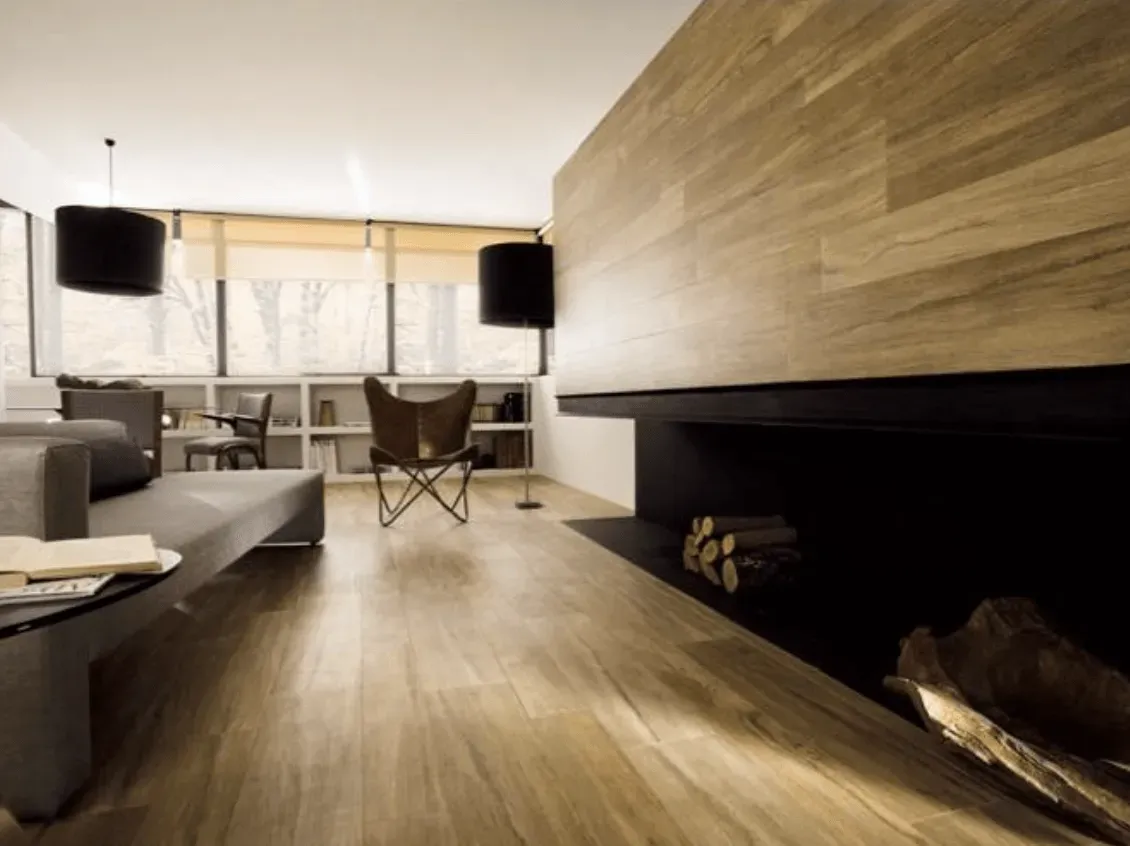 Un salón con chimenea y sofá.