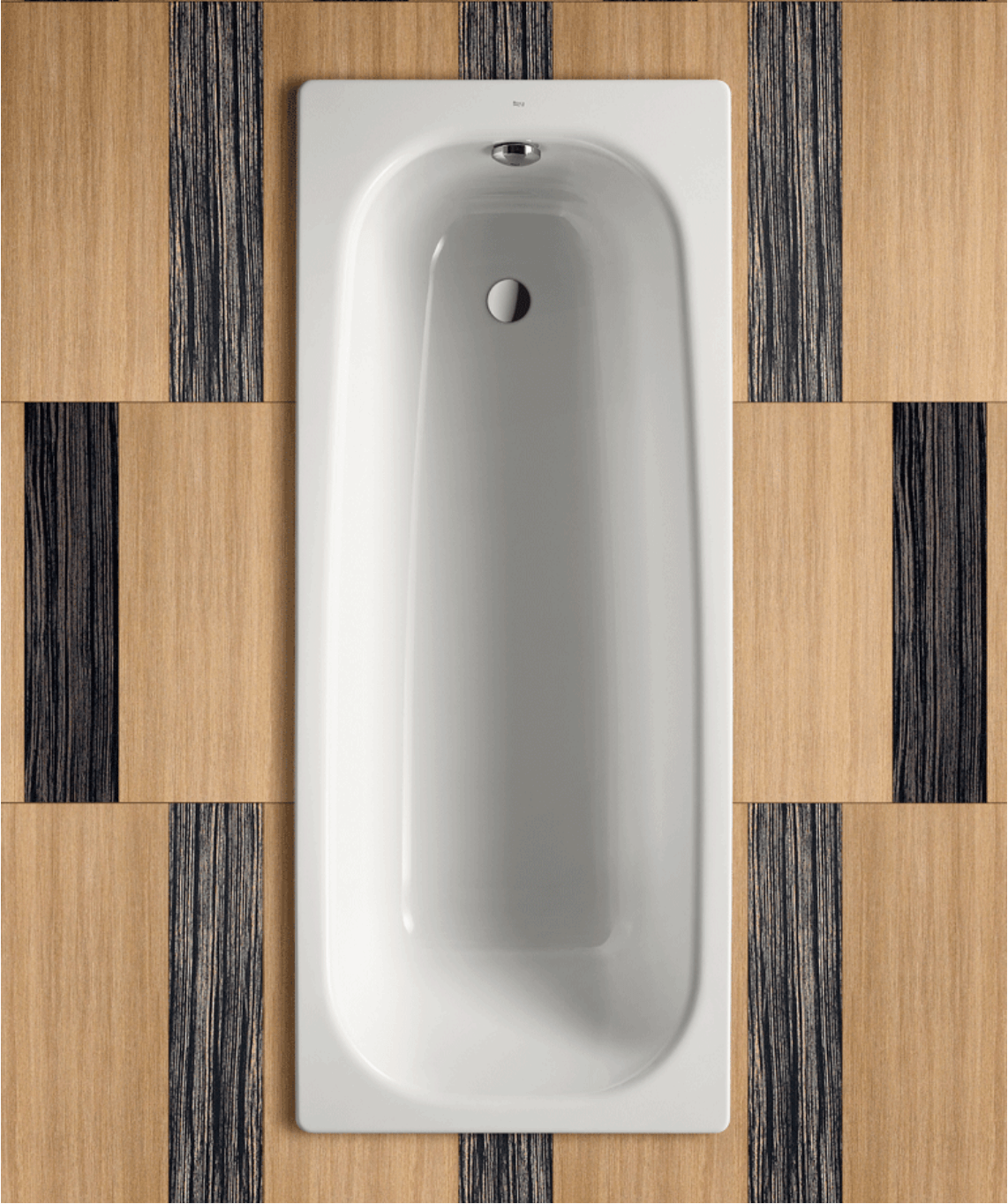 Una bañera blanca está sentada sobre un suelo de madera.