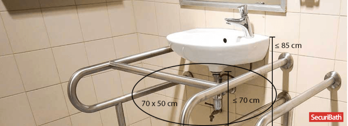 Un baño con lavabo y barandilla de acero inoxidable.