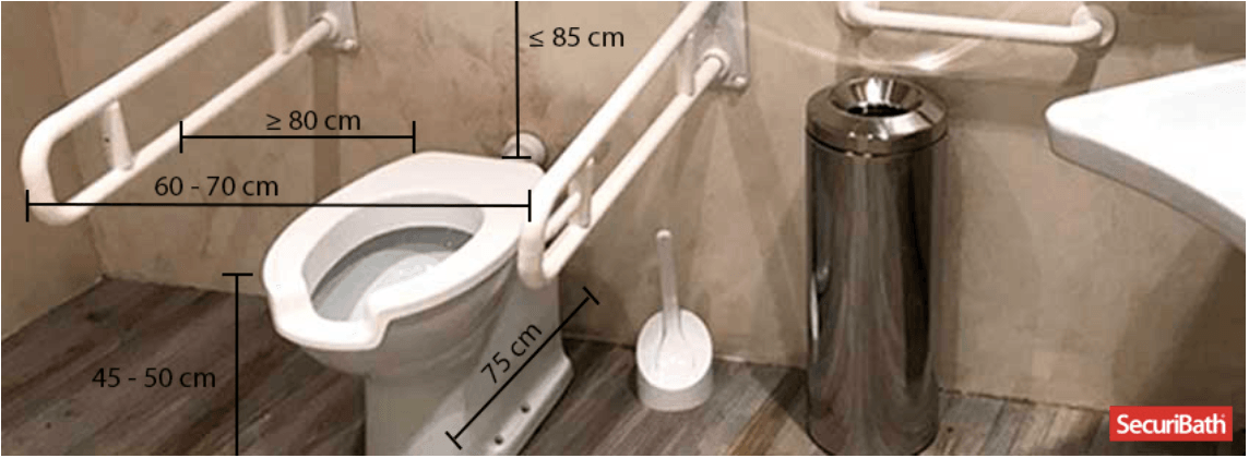 Un baño con inodoro y cubo de basura de acero inoxidable.