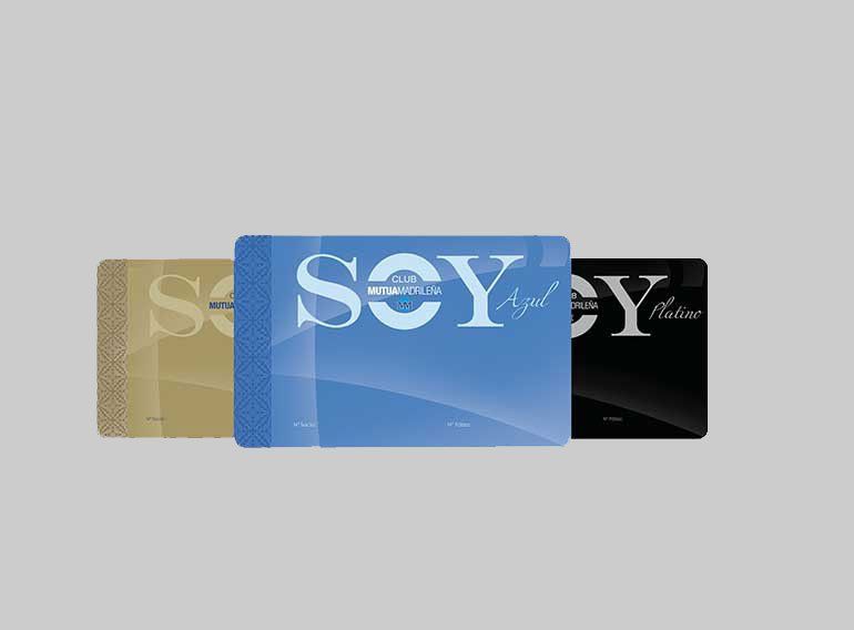 Tres tarjetas de crédito están apiladas una encima de otra sobre un fondo blanco.