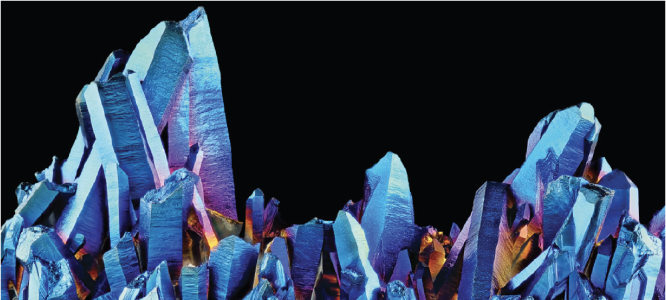 Un montón de cristales azules sobre un fondo negro.
