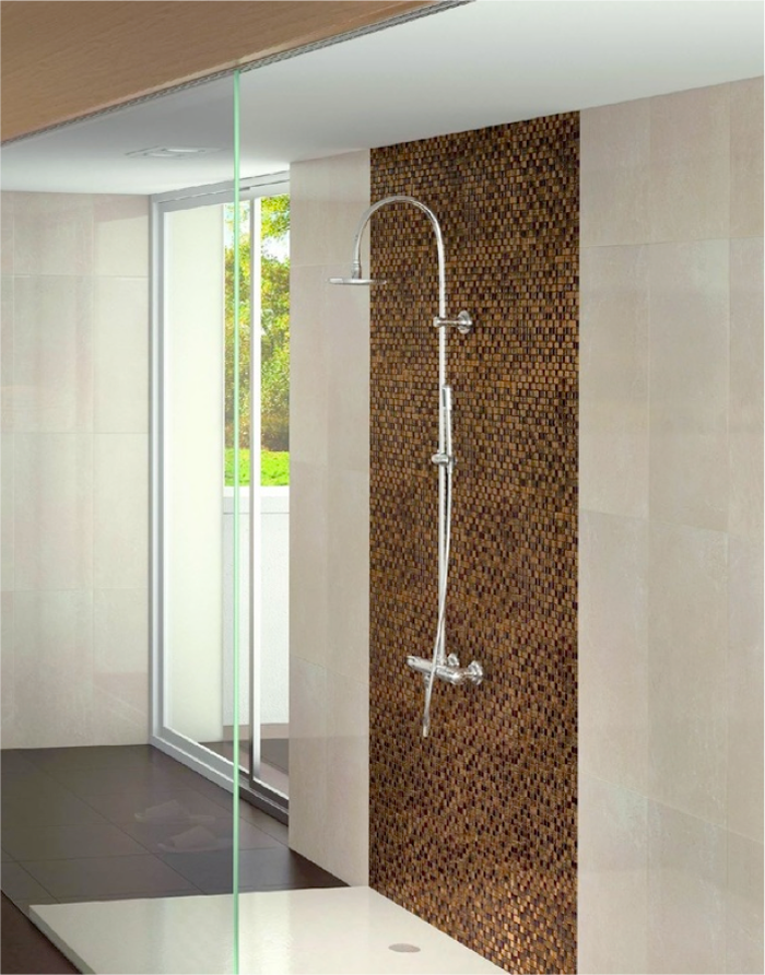 Un baño con ducha y puerta corredera de cristal.