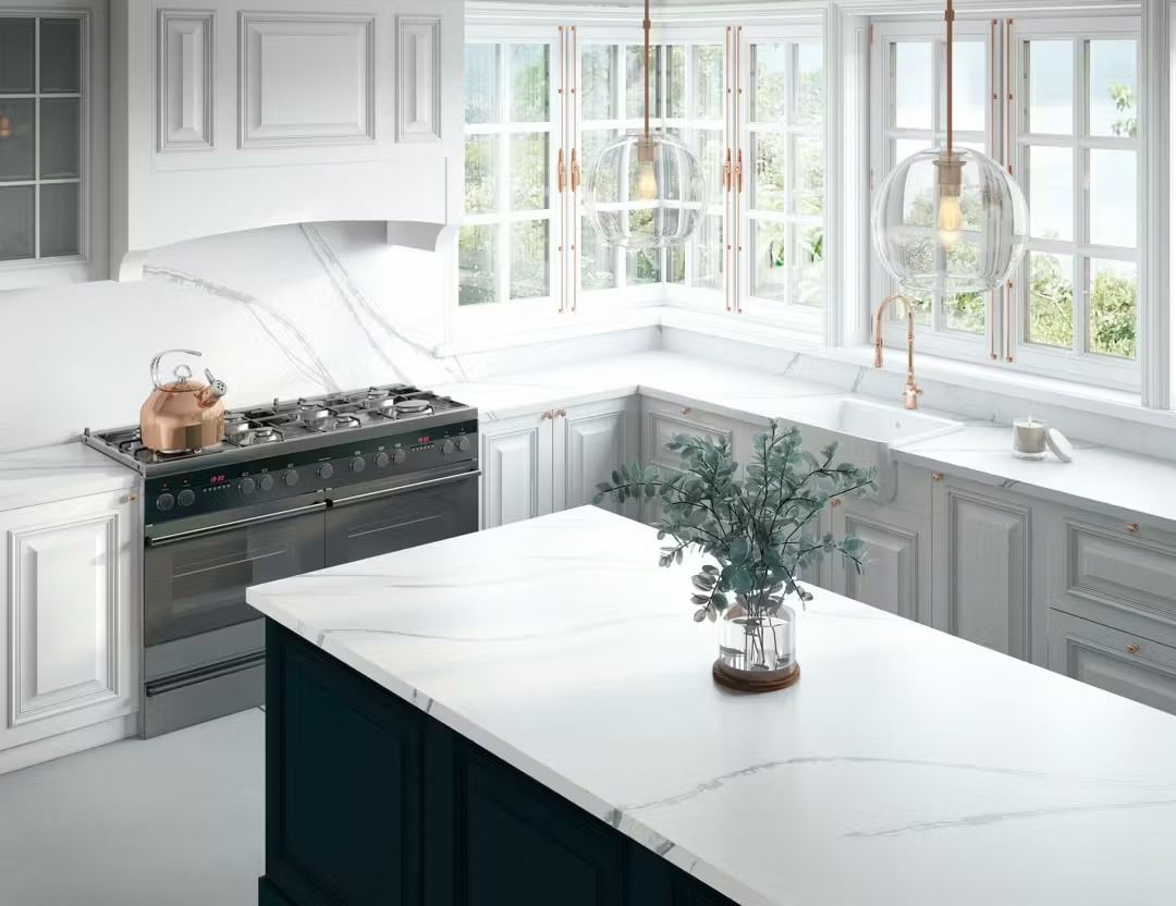 Una cocina con una gran isla y un horno de leña.