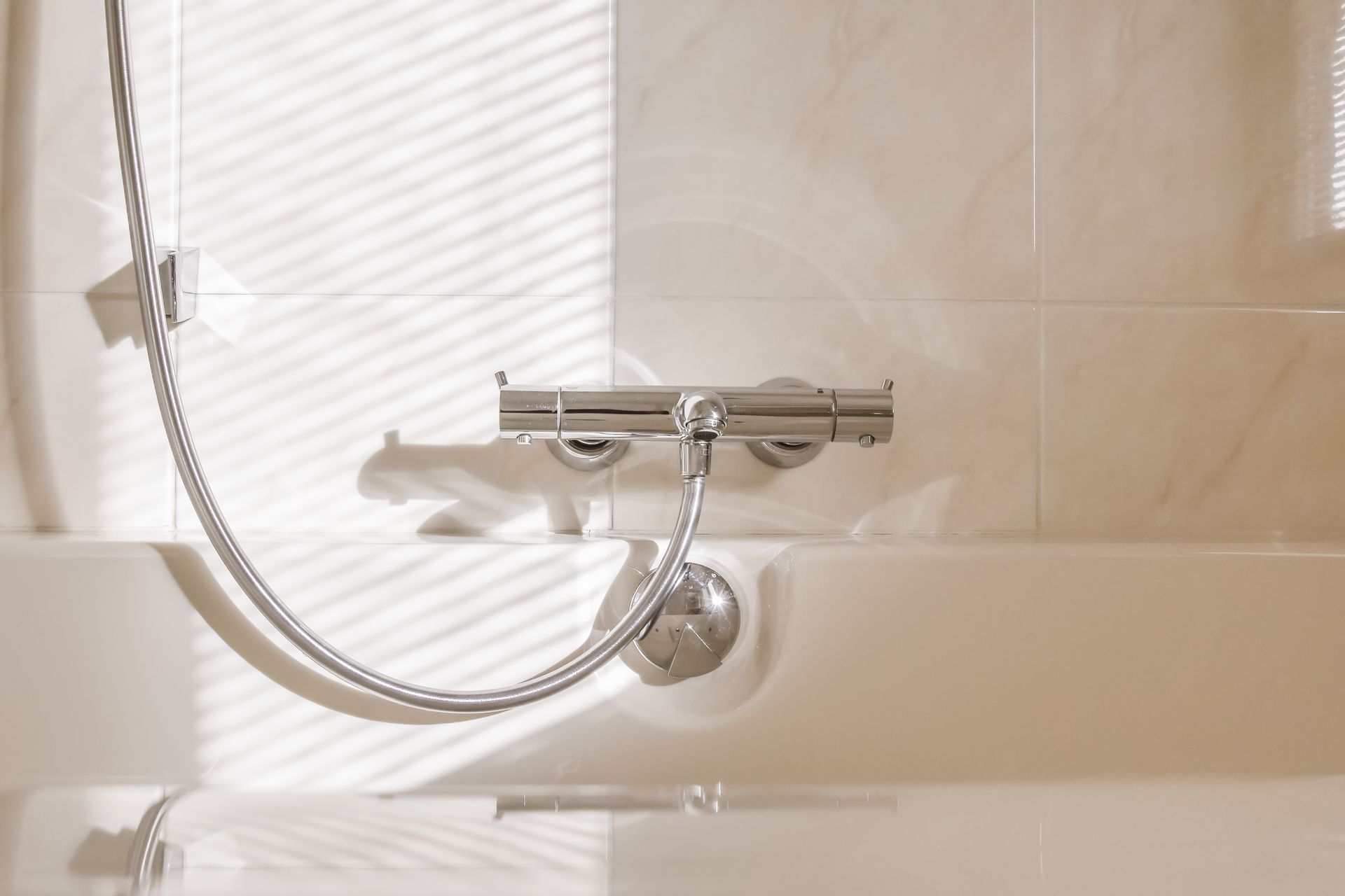 Una bañera con un cabezal de ducha adjunto en un baño.