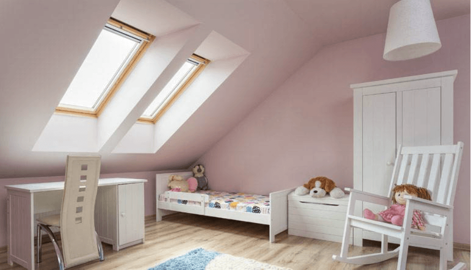 Un dormitorio con cama, escritorio, silla y mecedora.