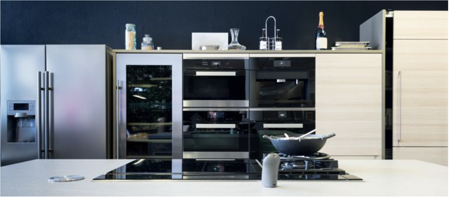 Una cocina con electrodomésticos de acero inoxidable y horno anafe.
