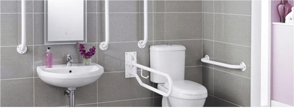 Un baño con inodoro, lavabo y espejo.