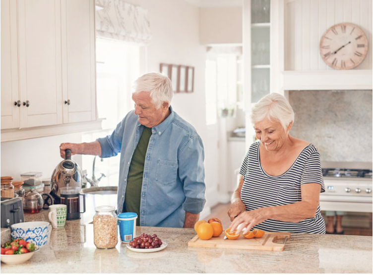 Persona de la tercera edad en una cocina ergonomica
