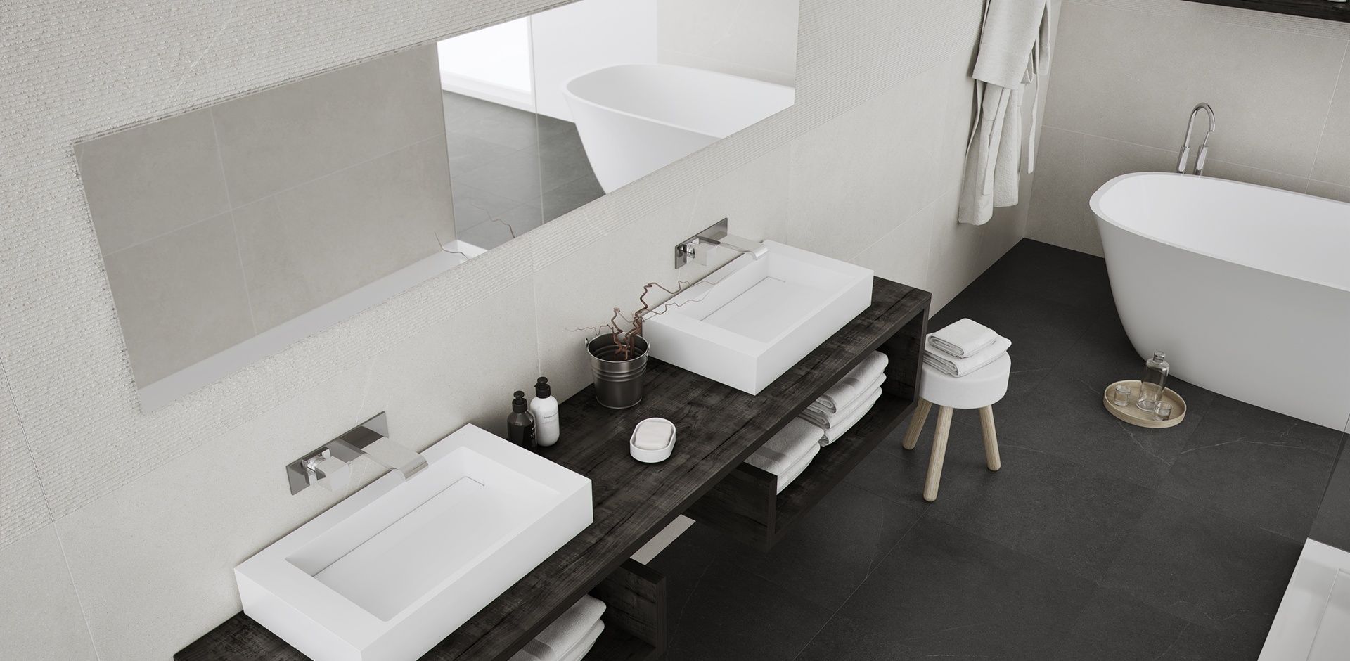 Un baño con dos lavabos, bañera y espejo.