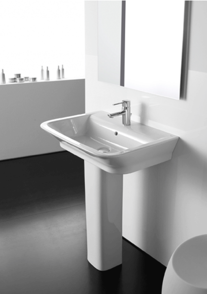 Un baño con lavabo de pedestal y espejo.