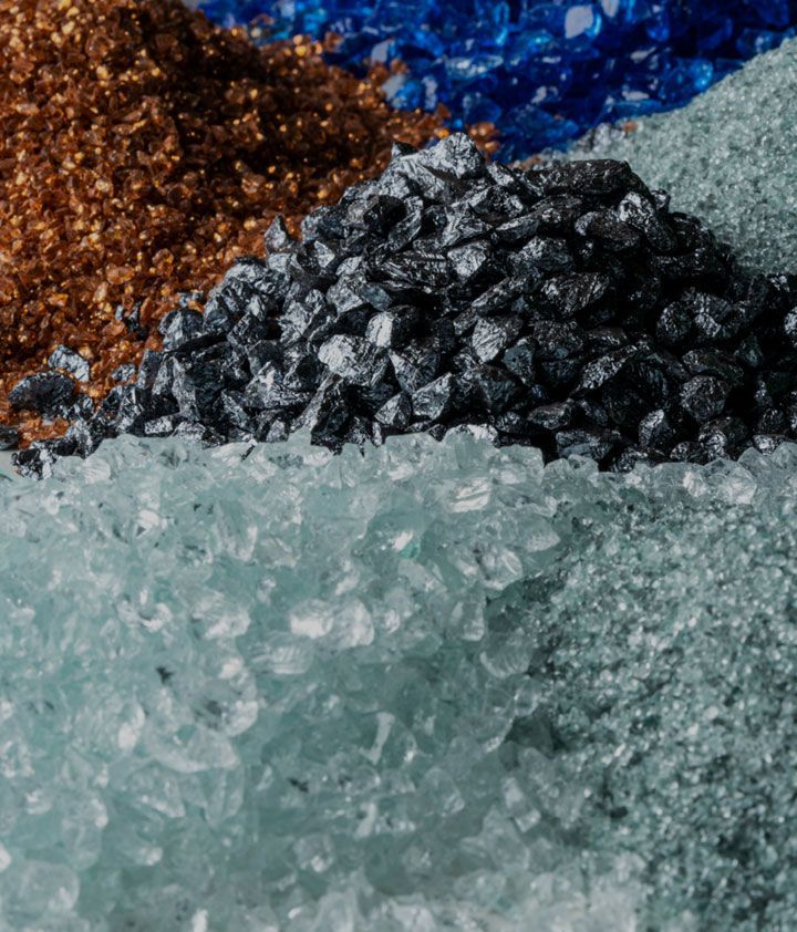 Un primer plano de un montón de rocas de diferentes colores