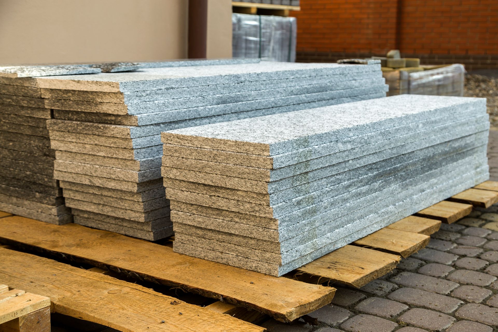 Una pila de tablas de madera encima de una plataforma de madera.