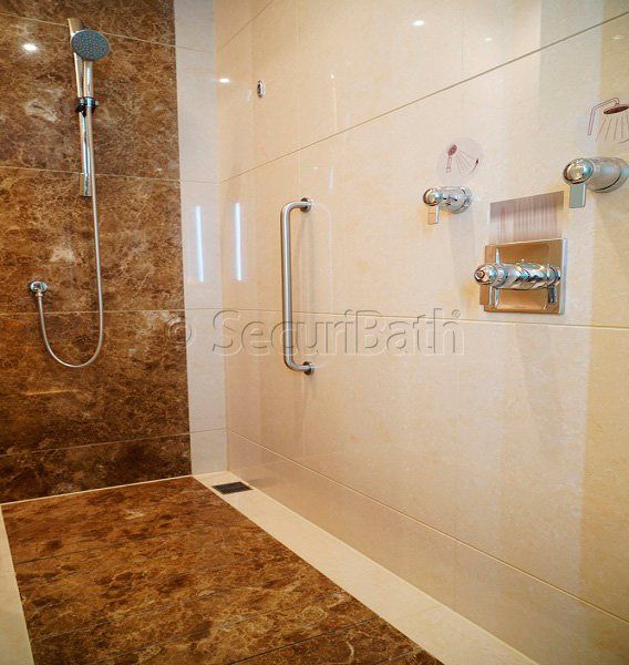 Un baño con ducha y las palabras baño de seguridad en la pared.