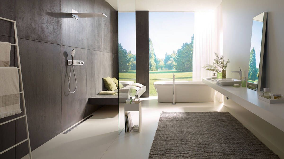 Un baño con bañera, lavabo y ducha.