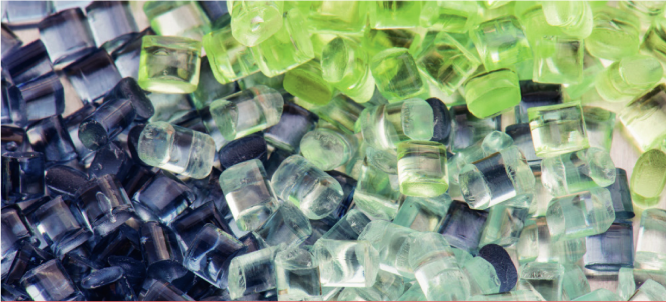 Un primer plano de un montón de cubitos de hielo azules y verdes.