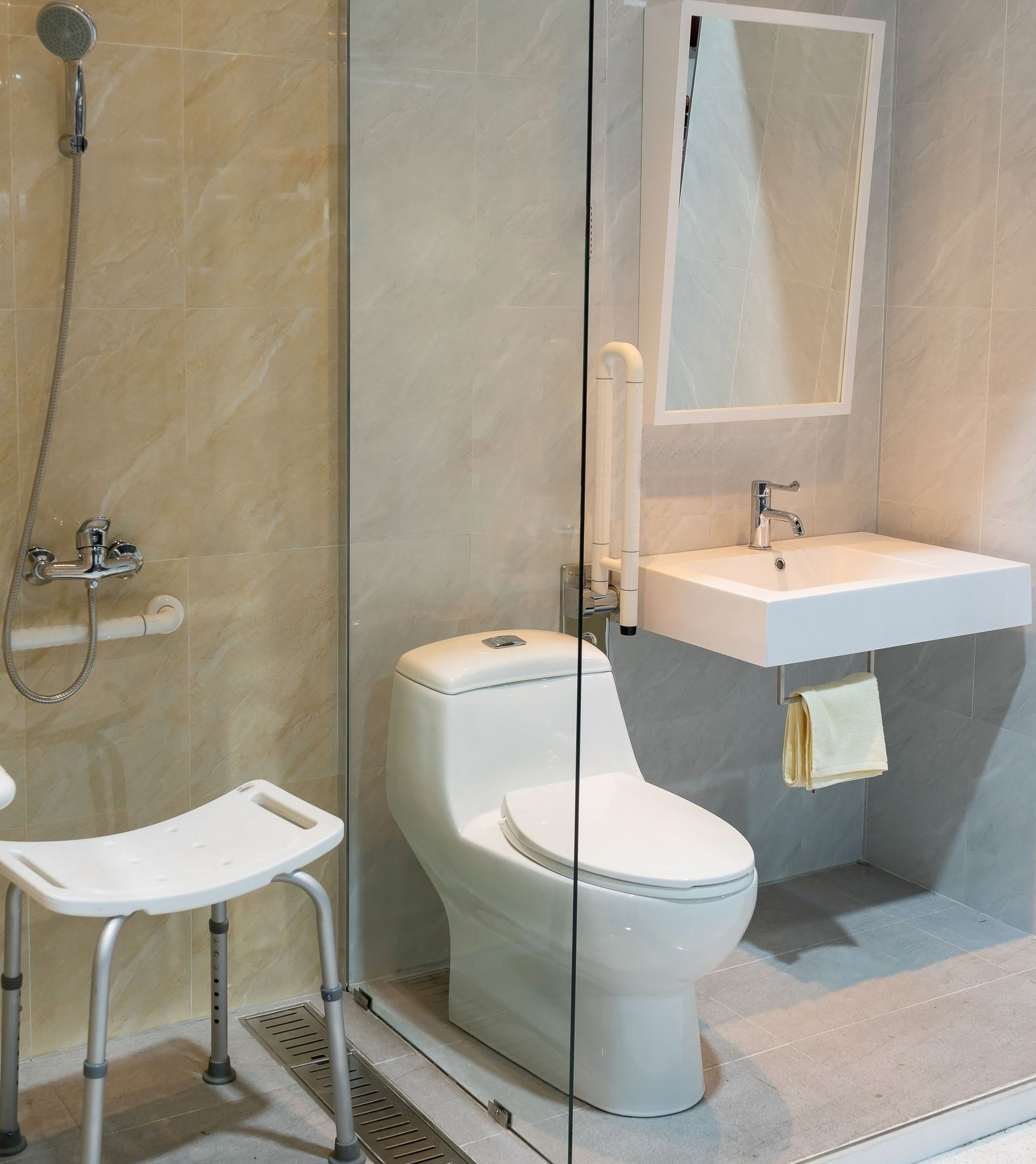 Un cuarto de baño con inodoro, lavabo y ducha.