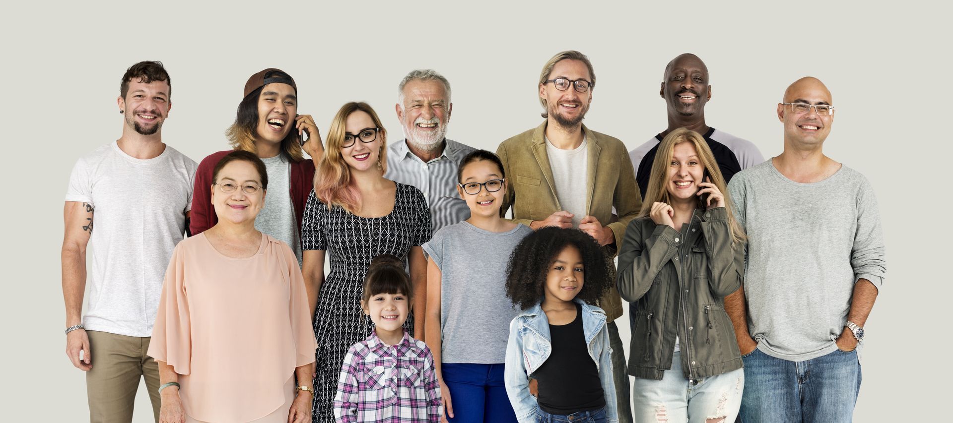 Un gran grupo de personas posan juntas para una foto.