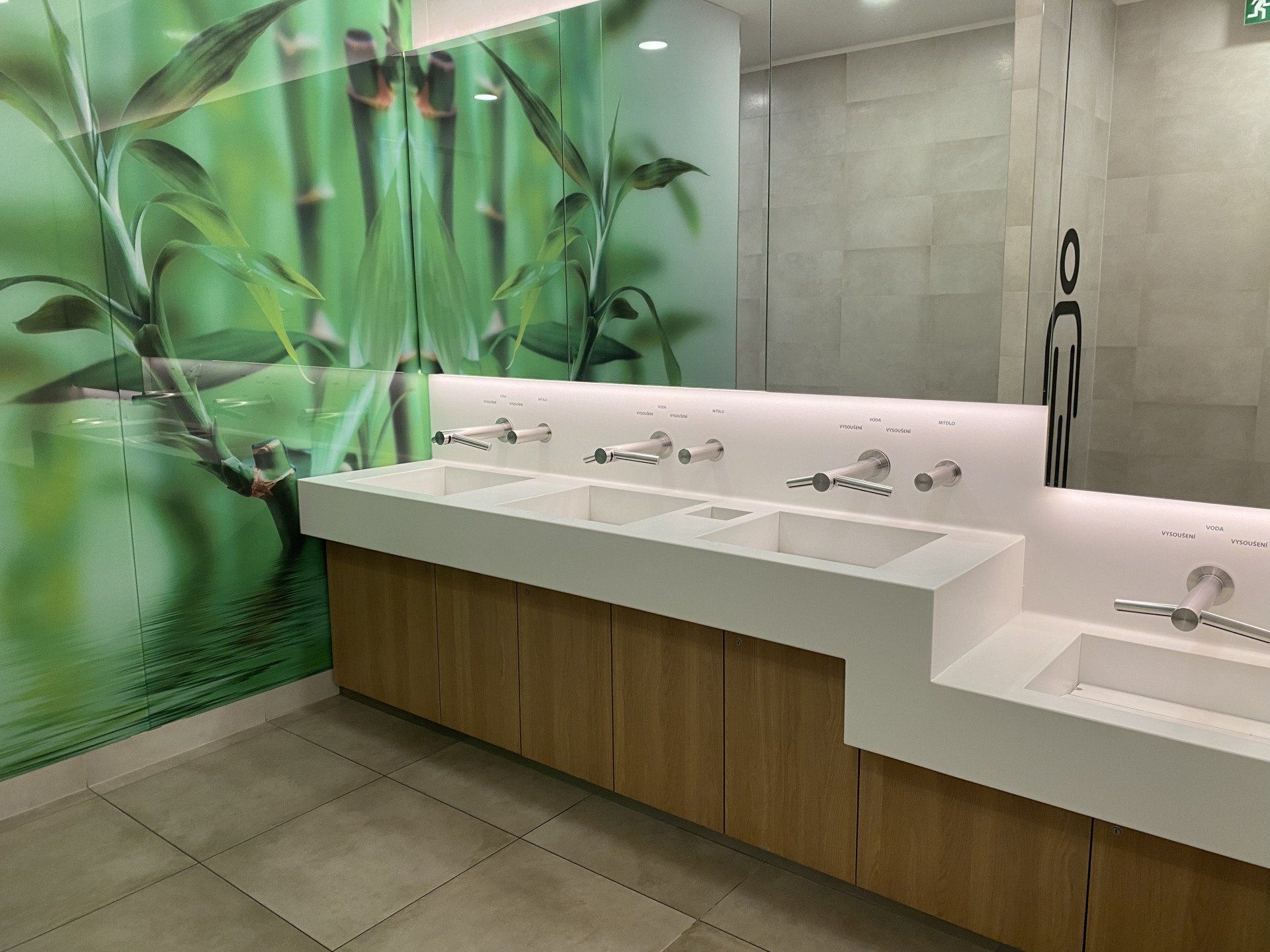Pilas de baño a distintas alturas, diseños de baños novedosos