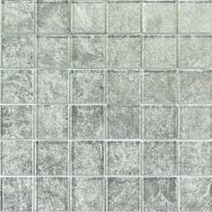 Un primer plano de una pared de azulejos grises.