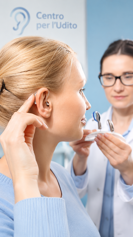 Un audiologo esamina l'orecchio di una donna con un otoscopio in una clinica.
