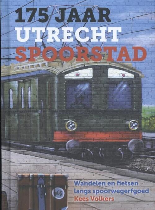 Boekcover "175 Jaar Utrecht Spoorstad" met een trein, bagage en tekst. Groene trein op een bakstenen achtergrond.