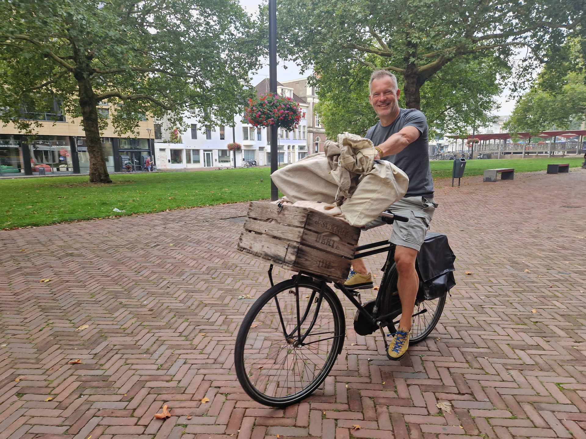Uitgever Bart van der Mark brengt postzak naar het postkantoor