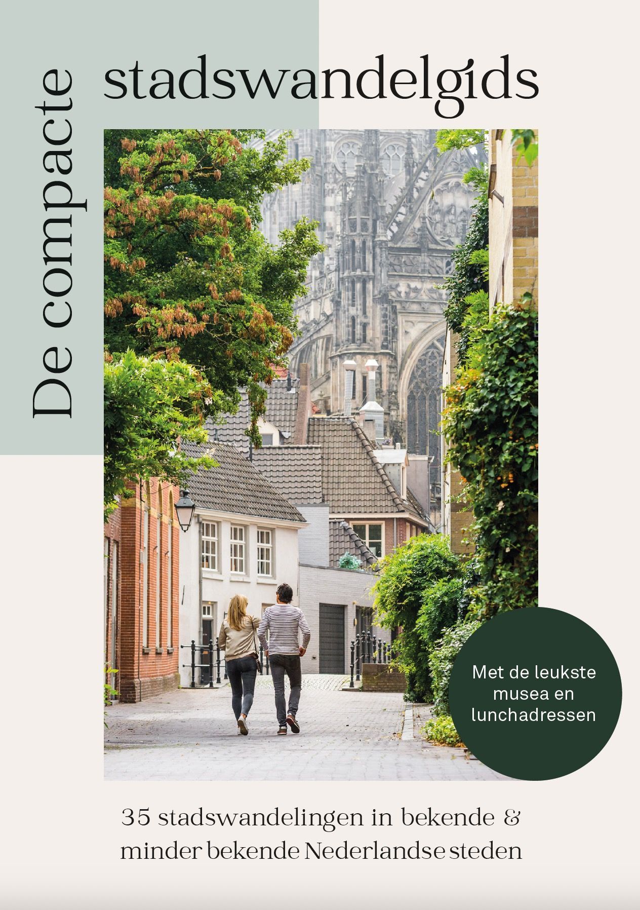 Omslag van een stadswandelgids. Een stel loopt door een straat richting een kathedraal. Titel: