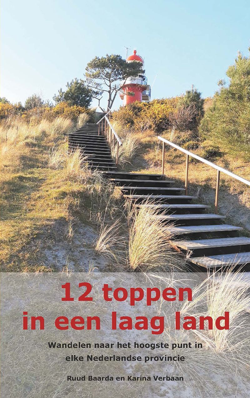 Trappen die heuvel op leiden naar een rood-witte vuurtoren. Boekomslag met de titel "12 toppen in een laagland".