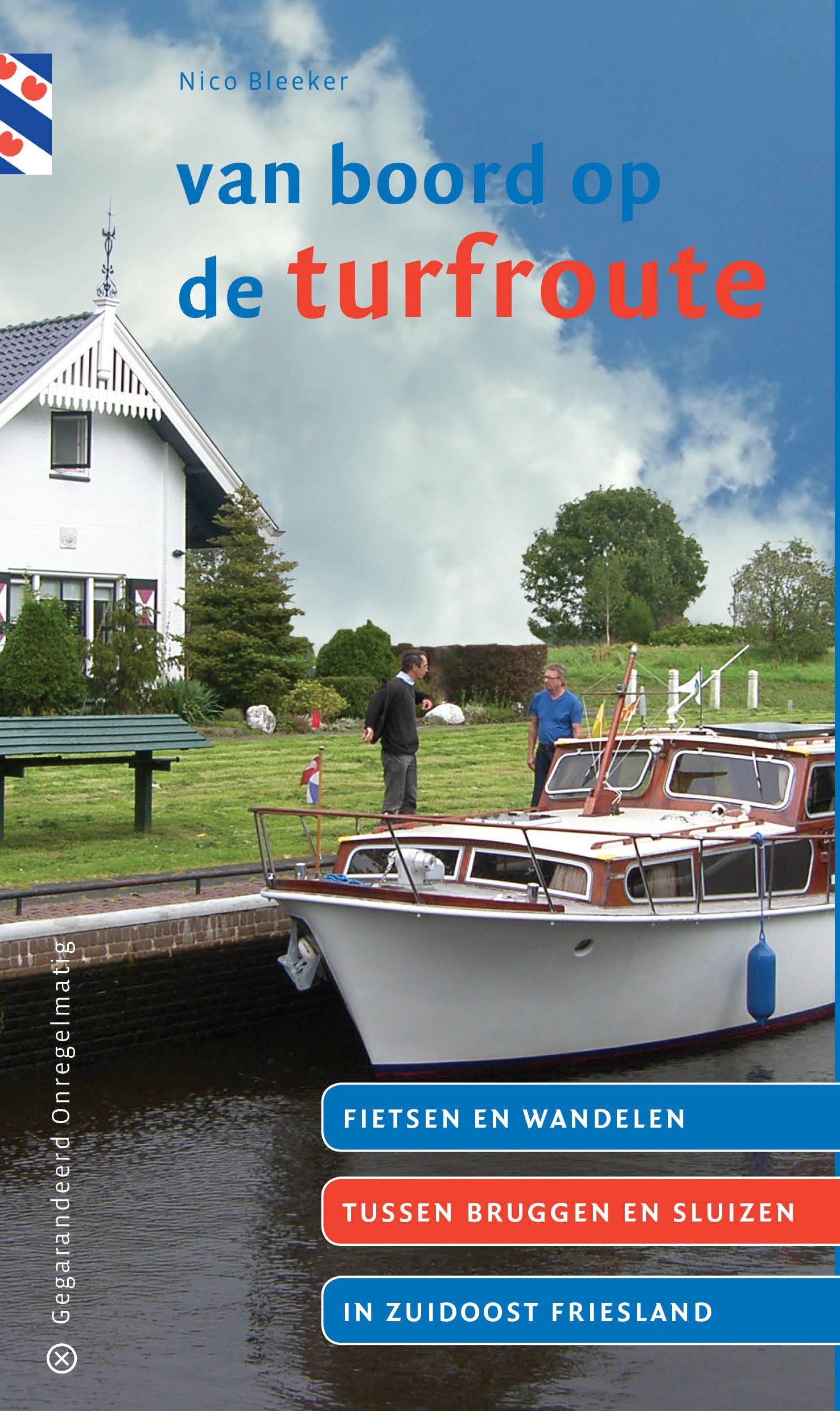 Boekcover: "Van Boord op de Turfrroute" met een boot aan de kade en mensen in de buurt.