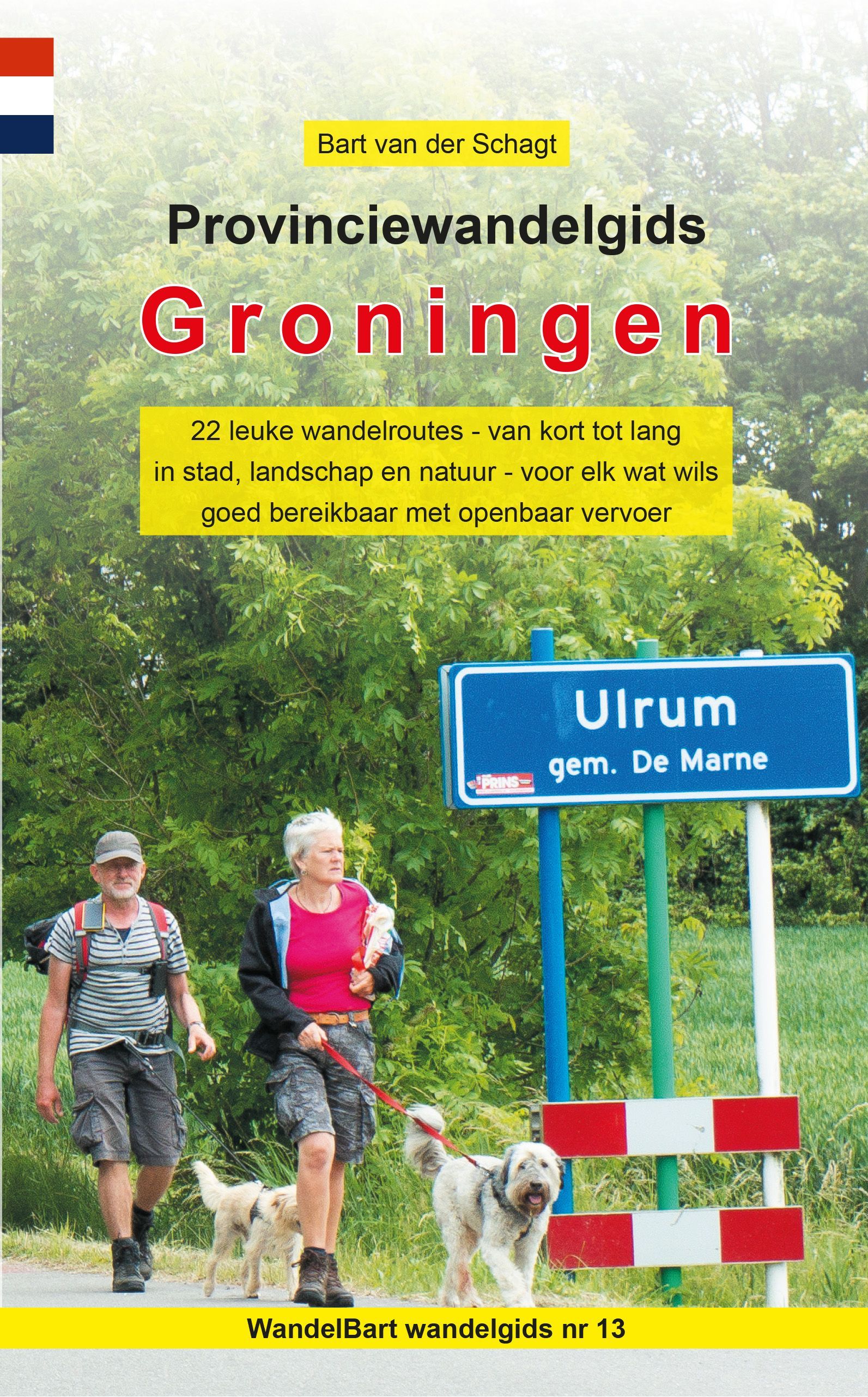 Omslag van een wandelgids voor de provincie Groningen, met twee wandelaars met honden bij een bordje naar Ulrum.