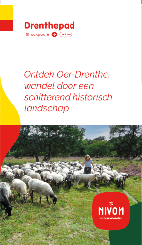 Een schaapherder met kudde in een groen veld. Bord met de tekst "Oer-Drenthe" (Drenthepad).