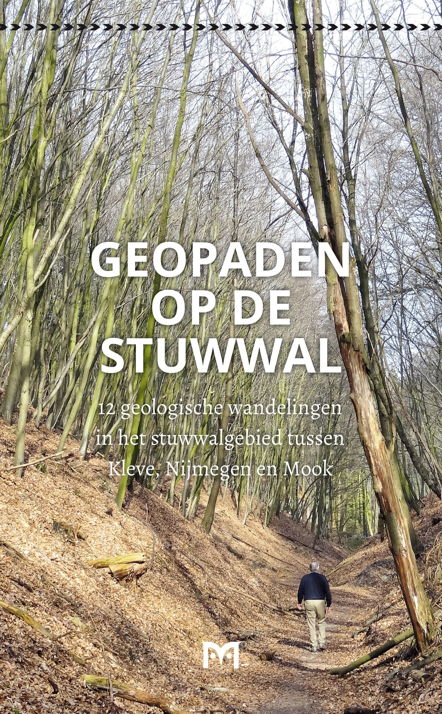 Persoon die over een pad door een bos loopt. Titel: "Geopaden op de Stuwwal."