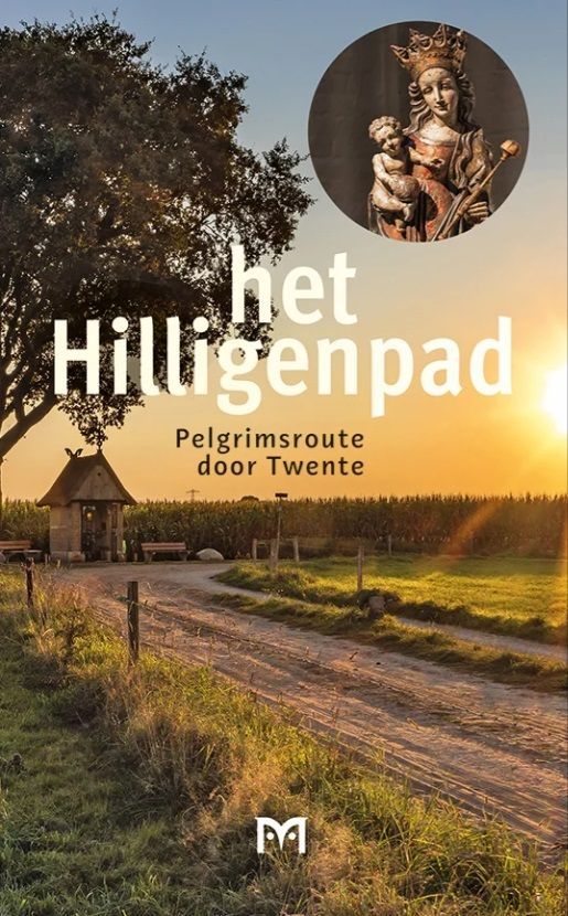 Boekcover met een pad door een veld bij zonsondergang, getiteld