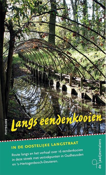 Waterweg met houten eendenhutten, bomen en de Nederlandse tekst "Langs eendenkooien".