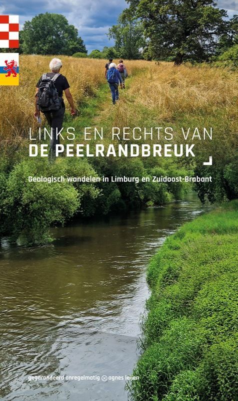 Wandelaars lopen langs een pad langs een rivier met als gidstitel: "LINKS EN RECHTS VAN DE PEELRANDBREUK."