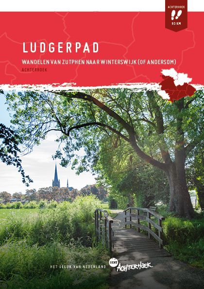 Brochureomslag: groen pad, brug, boom, kerktoren op de achtergrond, rode rand en de titel "Ludgerpad".