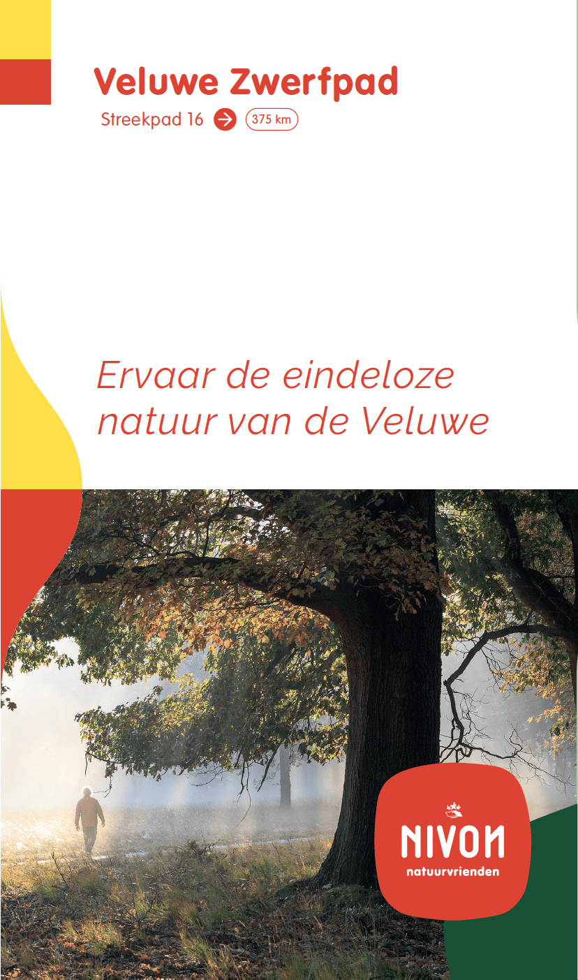 Brochure: Man loopt richting een grote boom in de Veluwe met de tekst "Beleef de eindeloze natuur van de Veluwe".
