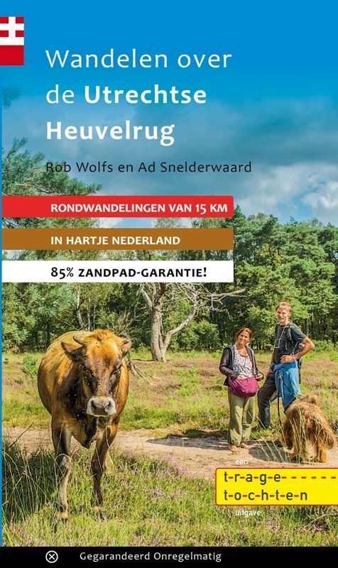 Boekcover: wandelpaden op de Utrechtse Heuvelrug. Mensen wandelen langs een koe op een graspad.