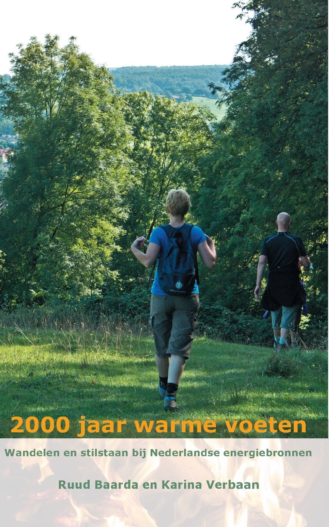 Twee mensen lopen over een pad in een park, met groene bomen en tekst eroverheen.
