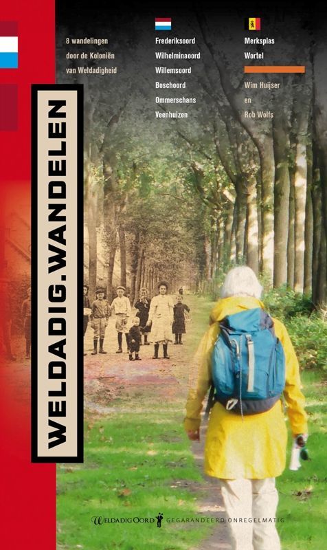 Omslag van een wandelroutebrochure: Persoon die op een pad wandelt, bomen, oudere foto op de achtergrond, vlaggen en tekst.
