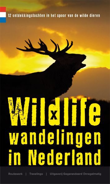 Silhouet van een hert tegen een zonsondergang, tekst "Natuurwandelingen in Nederland".